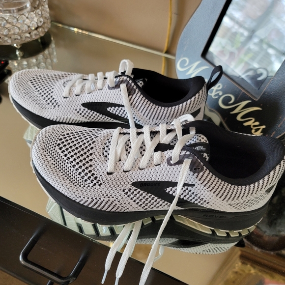 Brooks Shoes - Brooks Revel 5